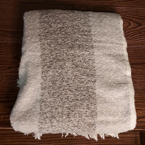 Oversized grey & white Scarf - Picture 7 of 13